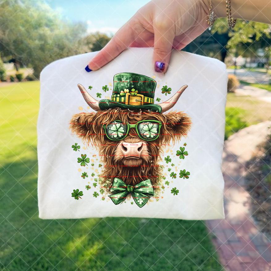St. Patrick’s Day Highland Cow Shirt design, Cute Shamrock Cow with Leprechaun Hat, Lucky Irish Cow T-Shirt Png
